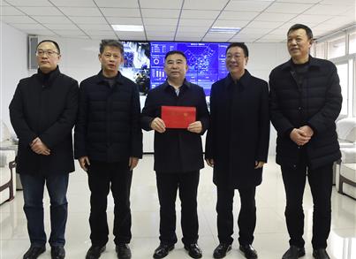 重庆市总工会领导向市劳动模范唐光文送温暖